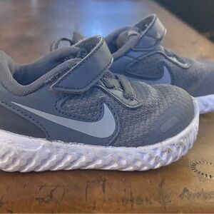 Grey Nike trainers for toddlers #kidsfootwear #nike #sneakers #4c #grey